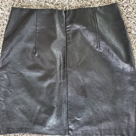 Vera & Lucy 'Stripe In' Faux Leather Mini Skirt Size M - Picture 5 of 6